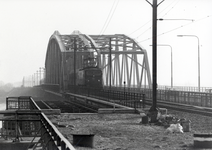 170419 Gezicht op de spoorbrug over de IJssel te Westervoort, met op de voorgrond de ruimte voor de te bouwen tweede ...